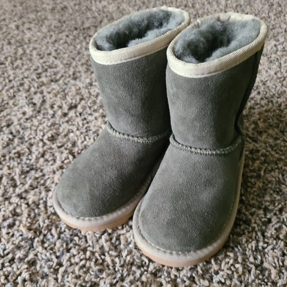 New UGG Little Kids' Classic Short II Water Resistant Genuine Shearling Boot 7T